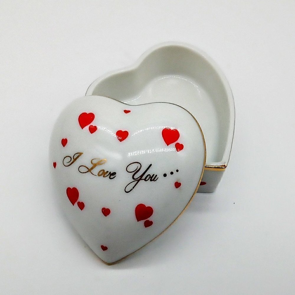 Vintage 1984 Lefton Red Heart Shaped Gold Trim Porcelain Trinket Box